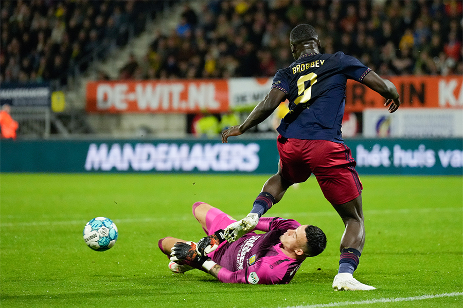 Brobbey Stuit Op Vaessen 900