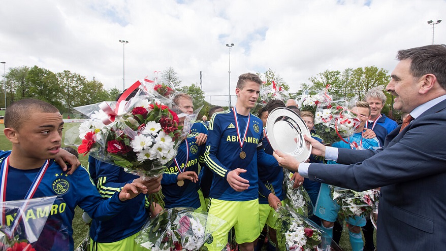 Botman neemt als aanvoerder van de C1 de kampioensschaal in ontvangst.