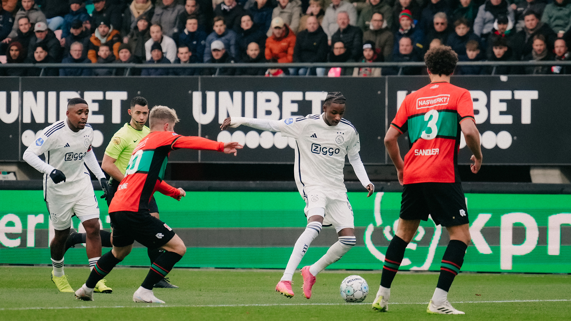 Hlynsson en Forbs leiden Ajax naar zege in Nijmegen