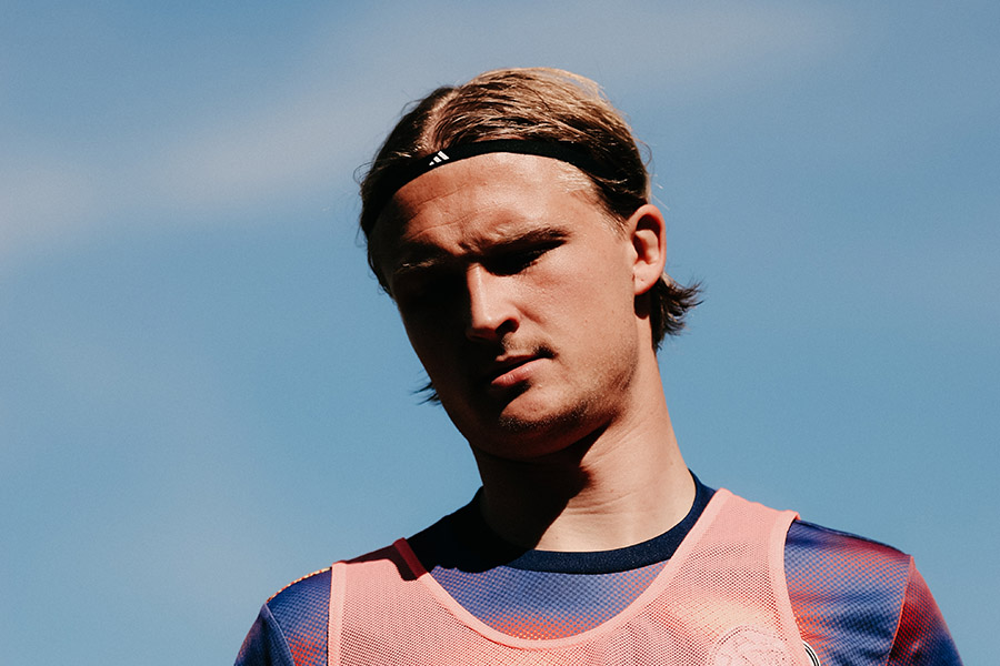 Dolberg Warm Up