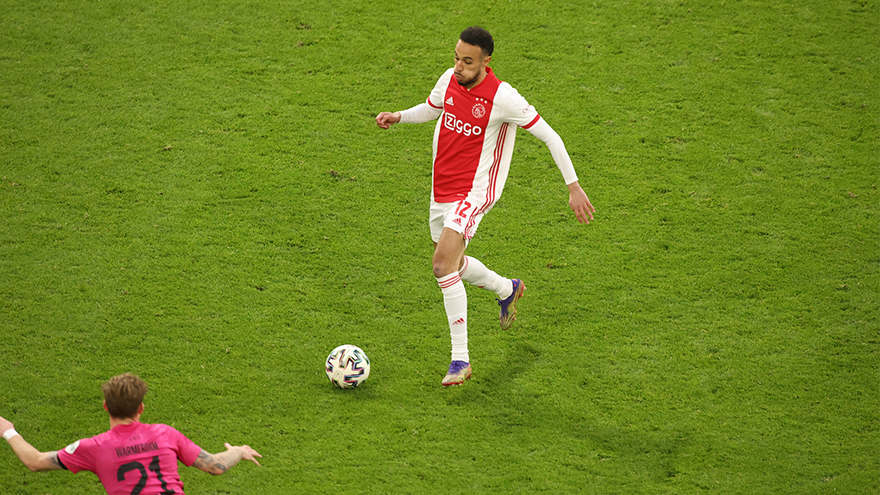 Mazraoui in actie tegen FC Utrecht.