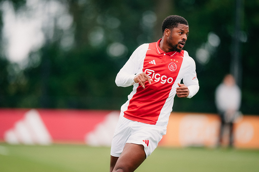 Akpom1