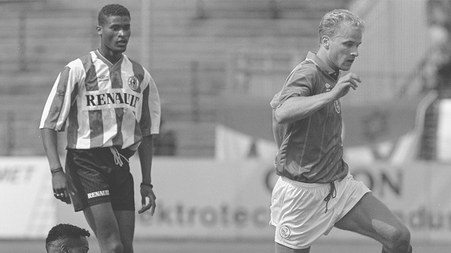 Bogarde ziet als speler van Sparta Dennis Bergkamp door de verdediging snijden.