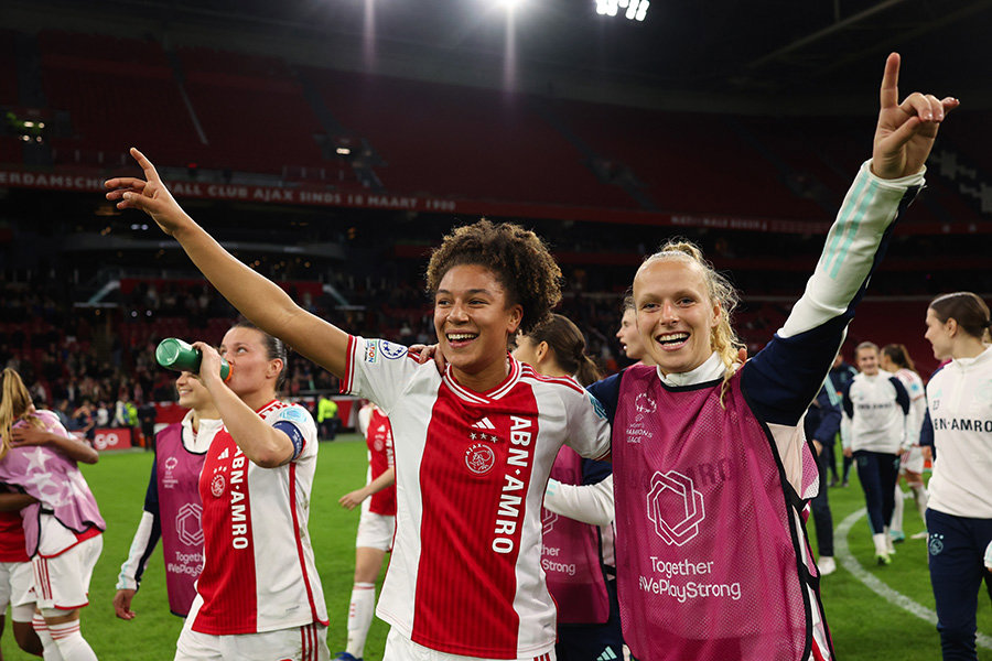 Ajax Vrouwen Na UWCL Paris 900